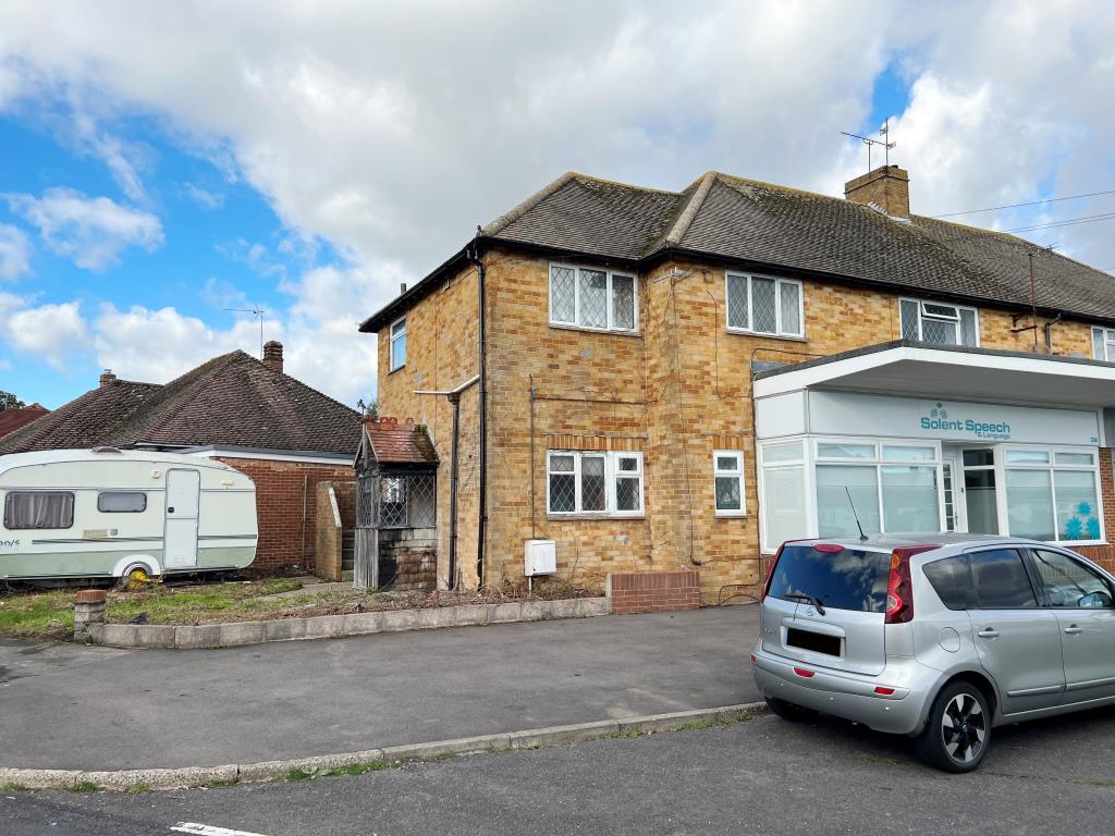 Lot: 119 - FREEHOLD BUILDING COMPRISING TWO FLATS FOR INVESTMENT AND A COMMERCIAL FREEHOLD -